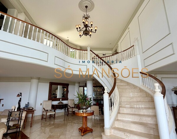 CASA CLÁSSICA À VENDA NO VILA CASTELA COM 705 M² E VISTA DEFINITIVA.