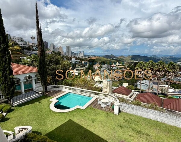 CASA CLÁSSICA À VENDA NO VILA CASTELA COM 705 M² E VISTA DEFINITIVA.
