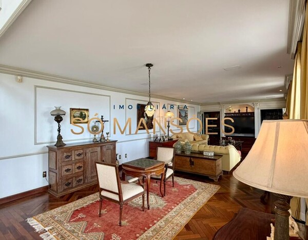 CASA CLÁSSICA À VENDA NO VILA CASTELA COM 705 M² E VISTA DEFINITIVA.