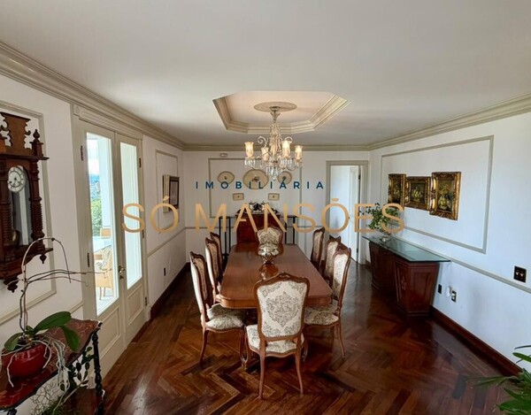 CASA CLÁSSICA À VENDA NO VILA CASTELA COM 705 M² E VISTA DEFINITIVA.