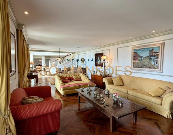 CASA CLÁSSICA À VENDA NO VILA CASTELA COM 705 M² E VISTA DEFINITIVA.