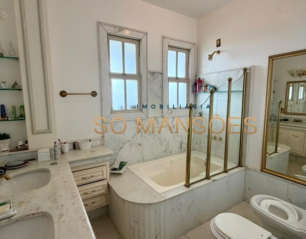 CASA CLÁSSICA À VENDA NO VILA CASTELA COM 705 M² E VISTA DEFINITIVA.