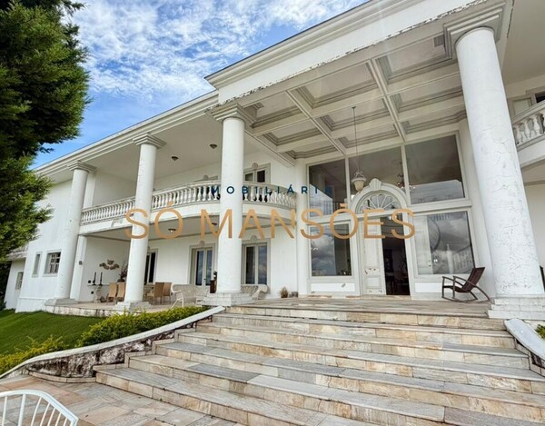 CASA CLÁSSICA À VENDA NO VILA CASTELA COM 705 M² E VISTA DEFINITIVA.