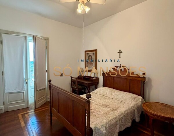 CASA CLÁSSICA À VENDA NO VILA CASTELA COM 705 M² E VISTA DEFINITIVA.