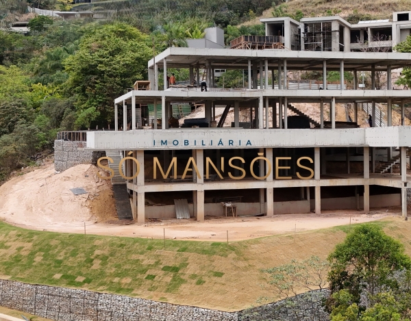 Casa de Luxo de 950 m² à Venda com 5 Suítes e Piscina com Borda Infinita no Vale dos Cristais, Nova Lima - MG