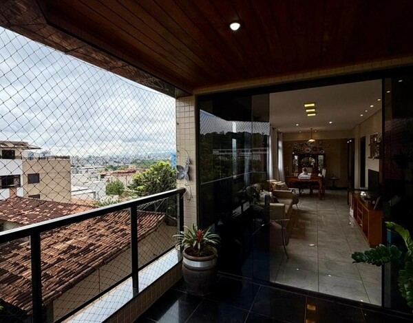 APARTAMENTO DE 146 M² À VENDA NO CORAÇÃO EUCARÍSTICO COM VARANDA E 3 VAGAS.