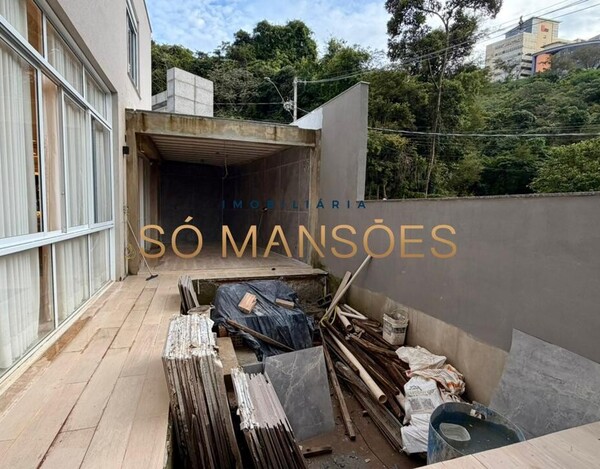 CASA MOBILIADA DE 358 M² À VENDA EM CONDOMÍNIO FECHADO DENTRO DE BH.