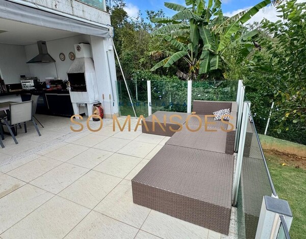 CASA DE 331M² À VENDA NO CONDOMÍNIO MIRANTE DA MATA.