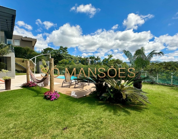 Casa de Luxo de 560 m² à Venda com 5 Suítes e Espaço Gourmet no Vale dos Cristais, Nova Lima - MG
