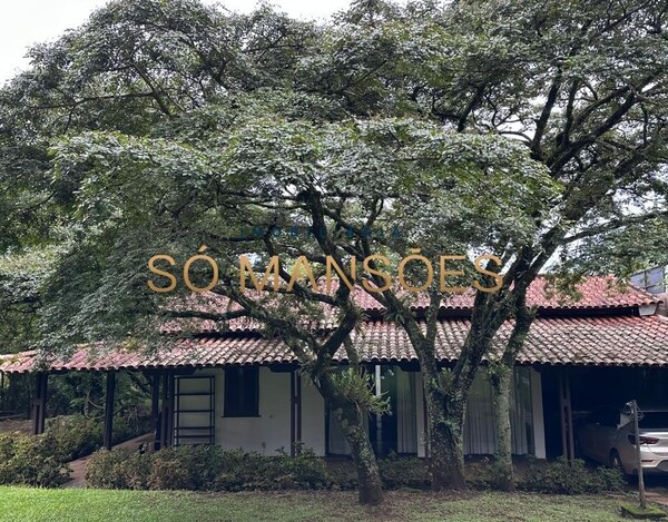 CASA À VENDA NO CONDOMÍNIO MORRO DO CHAPÉU COM LOTE PLANO DE 2.204 M².