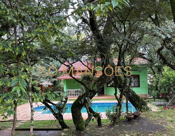 CASA À VENDA NO CONDOMÍNIO MORRO DO CHAPÉU COM LOTE PLANO DE 2.204 M².