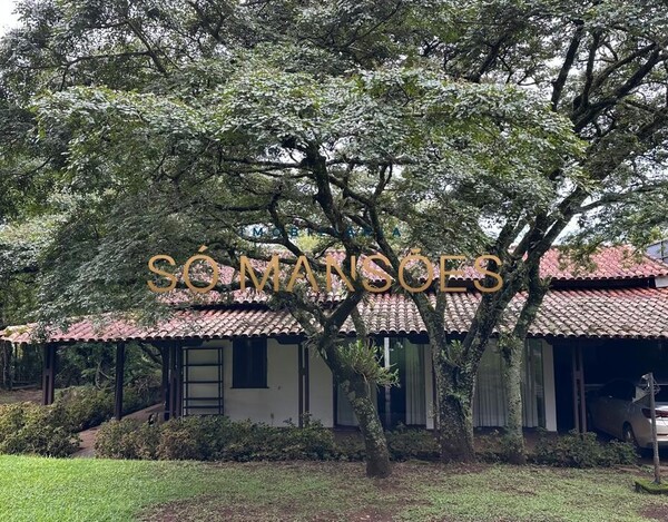 CASA À VENDA NO CONDOMÍNIO MORRO DO CHAPÉU COM LOTE PLANO DE 2.204 M².