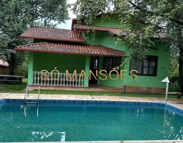 CASA À VENDA NO CONDOMÍNIO MORRO DO CHAPÉU COM LOTE PLANO DE 2.204 M².