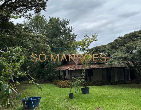 CASA À VENDA NO CONDOMÍNIO MORRO DO CHAPÉU COM LOTE PLANO DE 2.204 M².