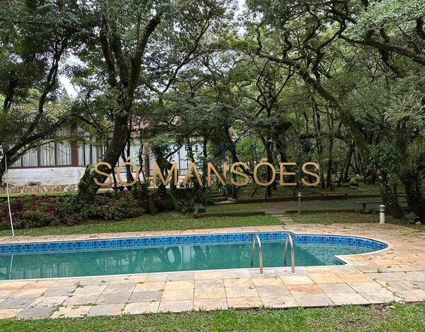 CASA À VENDA NO CONDOMÍNIO MORRO DO CHAPÉU COM LOTE PLANO DE 2.204 M².