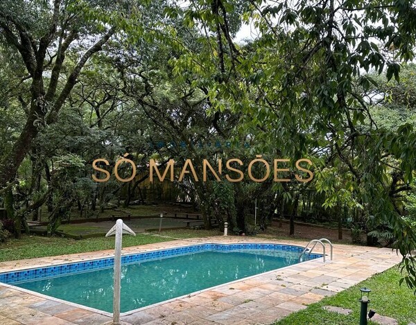 CASA À VENDA NO CONDOMÍNIO MORRO DO CHAPÉU COM LOTE PLANO DE 2.204 M².