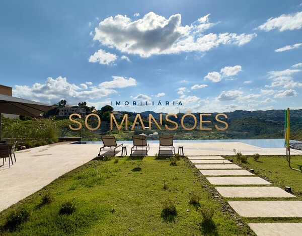 CASA MAGNÍFICA À VENDA NO VALE DOS CRISTAIS – ARQUITETURA IMPONENTE E VISTA DESLUMBRANTE.