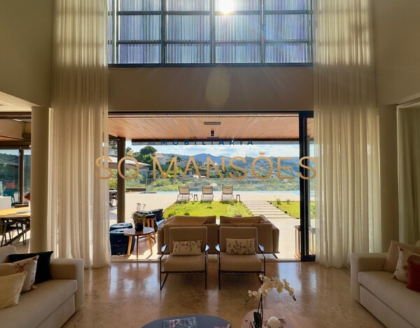 CASA MAGNÍFICA À VENDA NO VALE DOS CRISTAIS – ARQUITETURA IMPONENTE E VISTA DESLUMBRANTE.