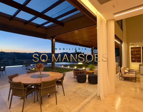 CASA MAGNÍFICA À VENDA NO VALE DOS CRISTAIS – ARQUITETURA IMPONENTE E VISTA DESLUMBRANTE.