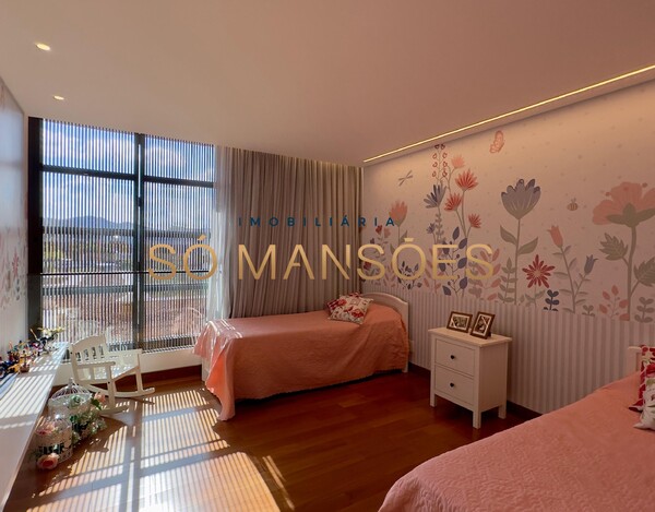 CASA MAGNÍFICA À VENDA NO VALE DOS CRISTAIS – ARQUITETURA IMPONENTE E VISTA DESLUMBRANTE.