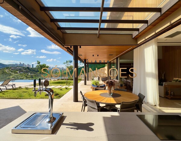 CASA MAGNÍFICA À VENDA NO VALE DOS CRISTAIS – ARQUITETURA IMPONENTE E VISTA DESLUMBRANTE.