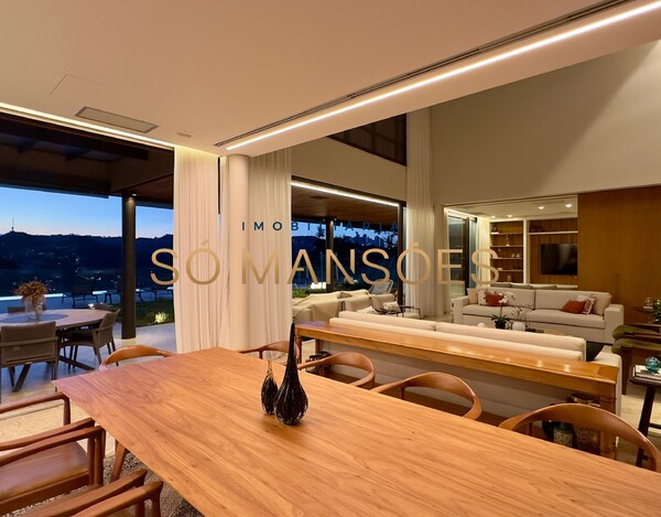 CASA MAGNÍFICA À VENDA NO VALE DOS CRISTAIS – ARQUITETURA IMPONENTE E VISTA DESLUMBRANTE.