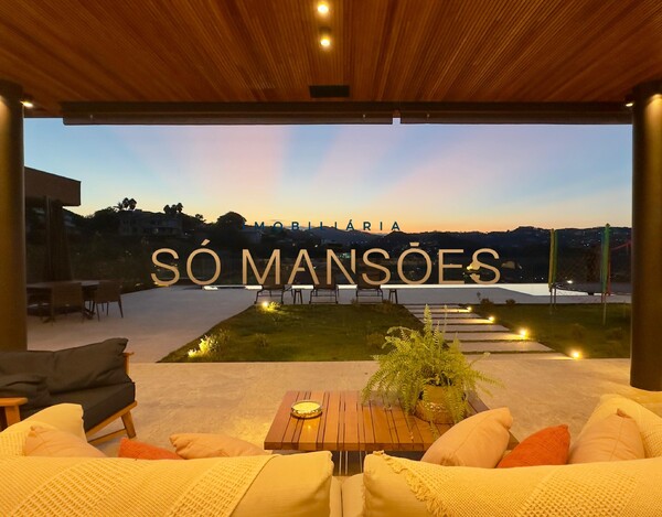 CASA MAGNÍFICA À VENDA NO VALE DOS CRISTAIS – ARQUITETURA IMPONENTE E VISTA DESLUMBRANTE.