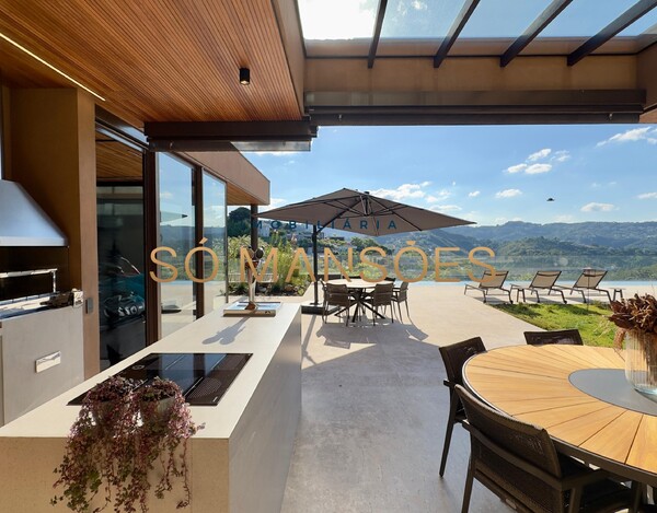 CASA MAGNÍFICA À VENDA NO VALE DOS CRISTAIS – ARQUITETURA IMPONENTE E VISTA DESLUMBRANTE.