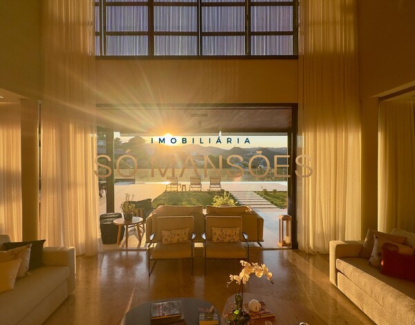 CASA MAGNÍFICA À VENDA NO VALE DOS CRISTAIS – ARQUITETURA IMPONENTE E VISTA DESLUMBRANTE.