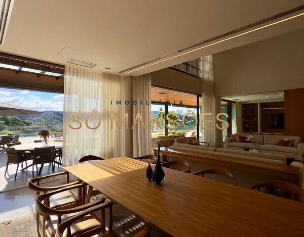 CASA MAGNÍFICA À VENDA NO VALE DOS CRISTAIS – ARQUITETURA IMPONENTE E VISTA DESLUMBRANTE.