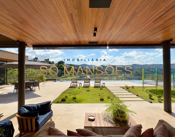 CASA MAGNÍFICA À VENDA NO VALE DOS CRISTAIS – ARQUITETURA IMPONENTE E VISTA DESLUMBRANTE.