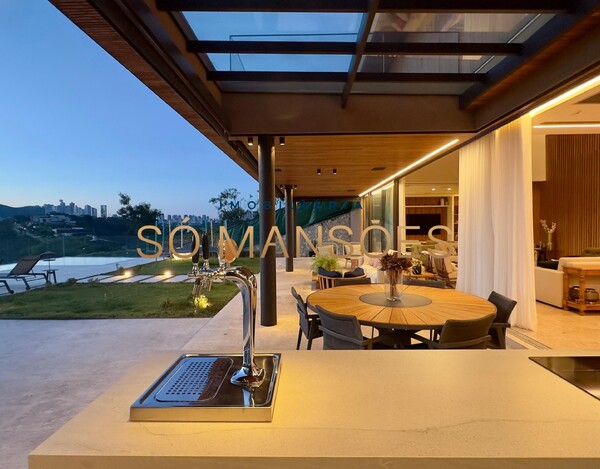 CASA MAGNÍFICA À VENDA NO VALE DOS CRISTAIS – ARQUITETURA IMPONENTE E VISTA DESLUMBRANTE.