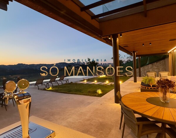 CASA MAGNÍFICA À VENDA NO VALE DOS CRISTAIS – ARQUITETURA IMPONENTE E VISTA DESLUMBRANTE.