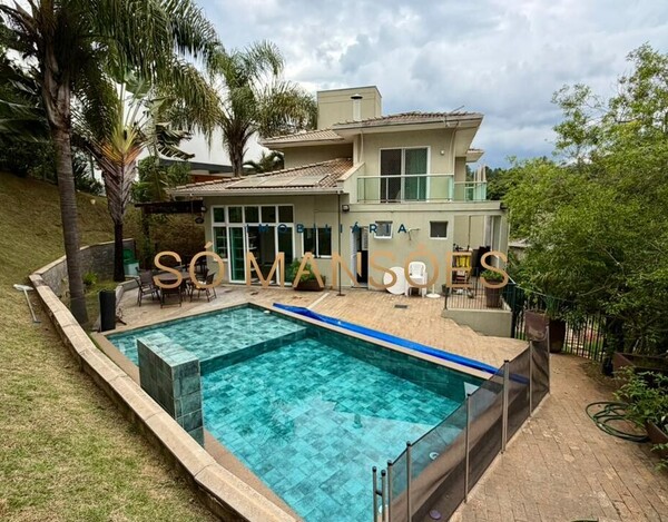 CASA DE 300m ² À VENDA NO CONDOMÍNIO VILA ALPINA.