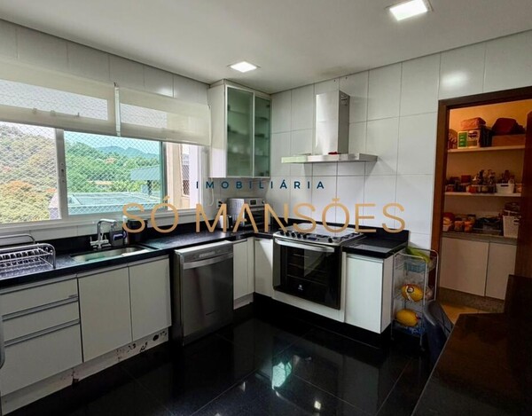 CASA DE 300m ² À VENDA NO CONDOMÍNIO VILA ALPINA.