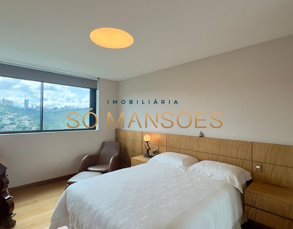 COBERTURA IMPECÁVEL À VENDA NO VALE DOS CRISTAIS – 445 M² E VISTA DESLUMBRANTE.