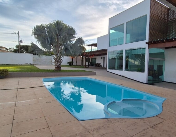 Casa Espaçosa de 730 m² à Venda com 5 Suítes e Vista Definitiva no Condomínio Vale do Ouro, Ribeirão das Neves - MG