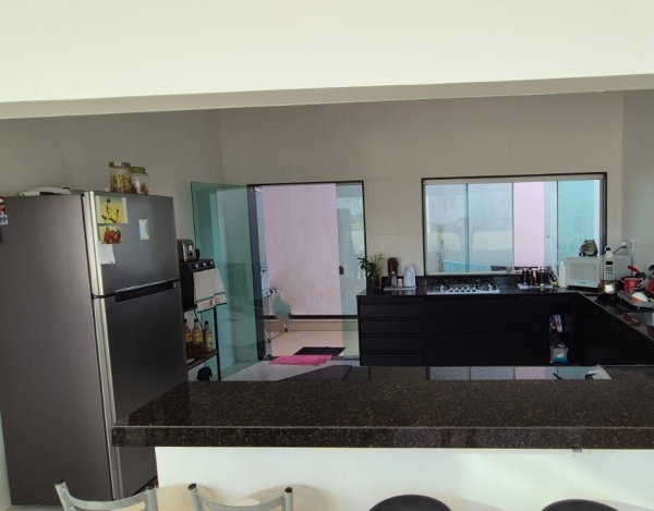 Casa Espaçosa de 730 m² à Venda com 5 Suítes e Vista Definitiva no Condomínio Vale do Ouro, Ribeirão das Neves - MG