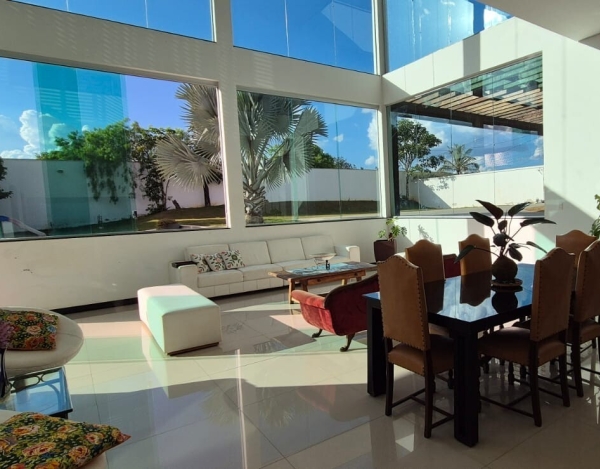 Casa Espaçosa de 730 m² à Venda com 5 Suítes e Vista Definitiva no Condomínio Vale do Ouro, Ribeirão das Neves - MG