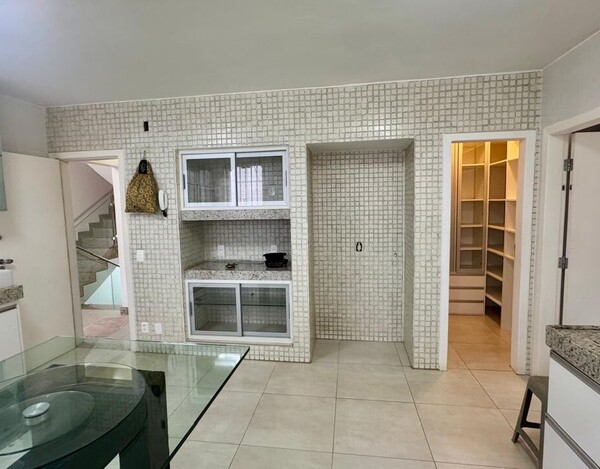 CASA REFORMADA À VENDA NO MANGABEIRAS – 340 M², 4 QUARTOS E ESPAÇO GOURMET COM SPA.