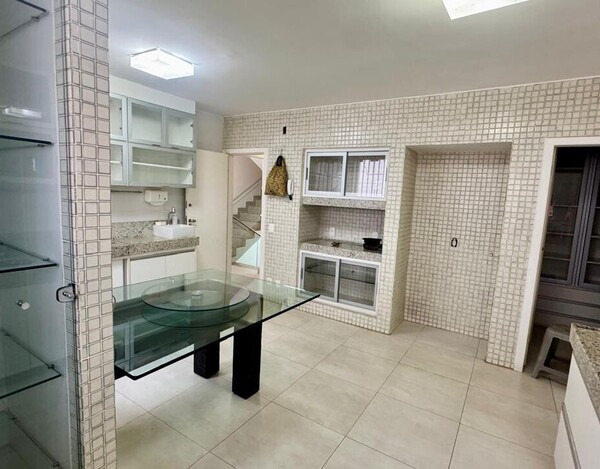 CASA REFORMADA À VENDA NO MANGABEIRAS – 340 M², 4 QUARTOS E ESPAÇO GOURMET COM SPA.