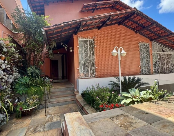 Casa de Alto Padrão de 338 m² à Venda com 1 Suíte e Espaço Gourmet no Comiteco, Belo Horizonte - MG
