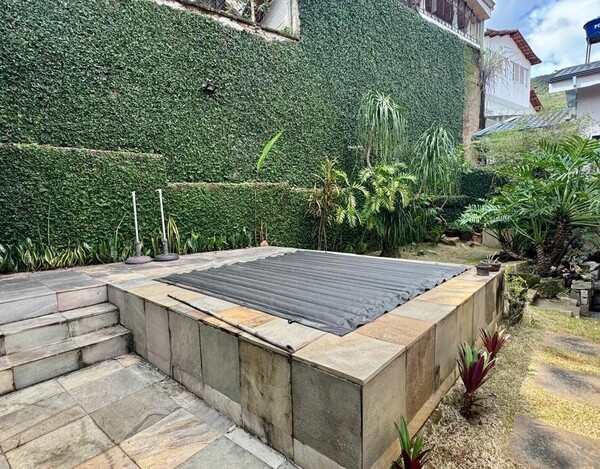 CASA REFORMADA À VENDA NO MANGABEIRAS – 340 M², 4 QUARTOS E ESPAÇO GOURMET COM SPA.