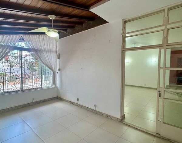 CASA REFORMADA À VENDA NO MANGABEIRAS – 340 M², 4 QUARTOS E ESPAÇO GOURMET COM SPA.