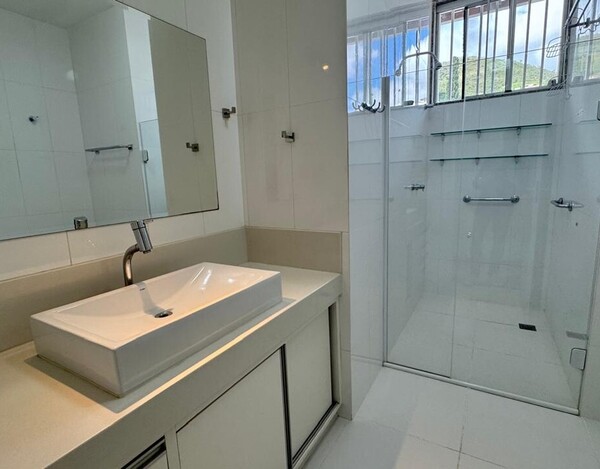 CASA REFORMADA À VENDA NO MANGABEIRAS – 340 M², 4 QUARTOS E ESPAÇO GOURMET COM SPA.