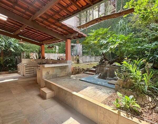 CASA REFORMADA À VENDA NO MANGABEIRAS – 340 M², 4 QUARTOS E ESPAÇO GOURMET COM SPA.