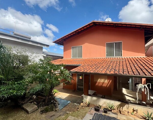 CASA REFORMADA À VENDA NO MANGABEIRAS – 340 M², 4 QUARTOS E ESPAÇO GOURMET COM SPA.
