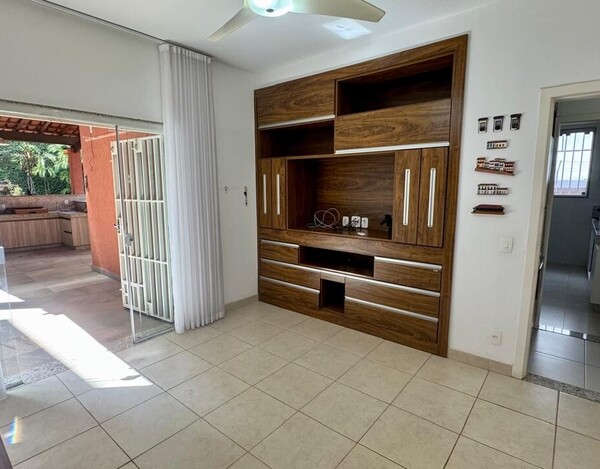 CASA REFORMADA À VENDA NO MANGABEIRAS – 340 M², 4 QUARTOS E ESPAÇO GOURMET COM SPA.