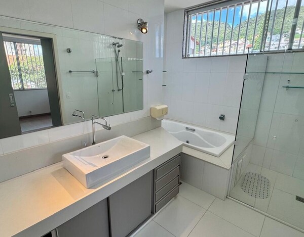 CASA REFORMADA À VENDA NO MANGABEIRAS – 340 M², 4 QUARTOS E ESPAÇO GOURMET COM SPA.