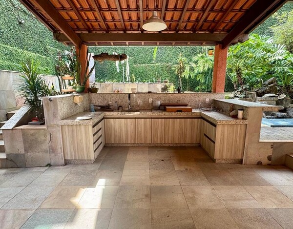 CASA REFORMADA À VENDA NO MANGABEIRAS – 340 M², 4 QUARTOS E ESPAÇO GOURMET COM SPA.